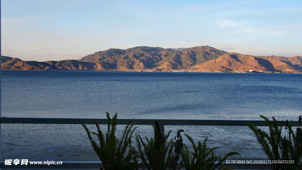 湖畔远山美景