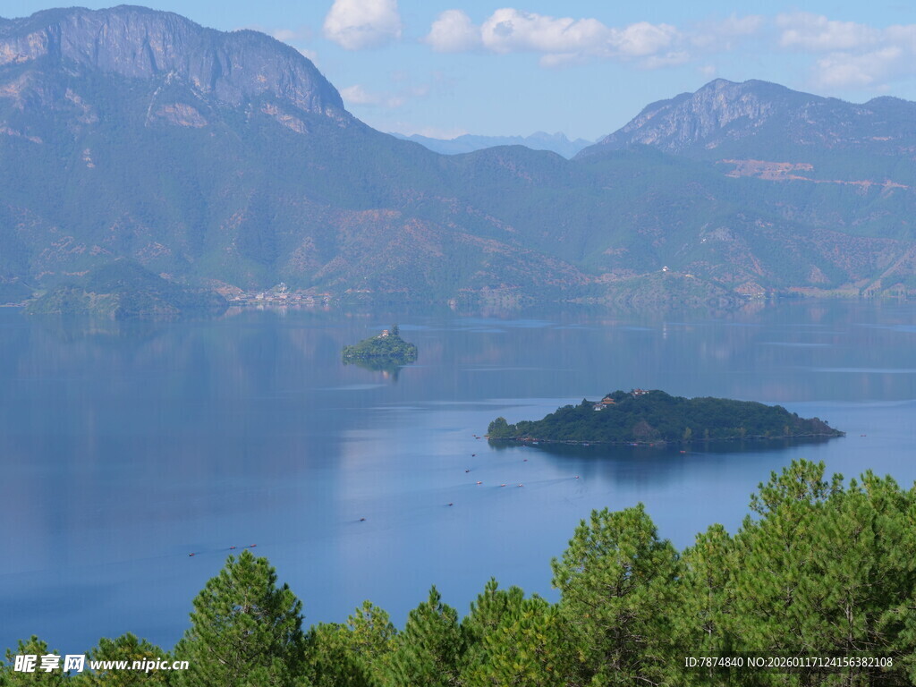 湖光山色中的葱郁岛屿