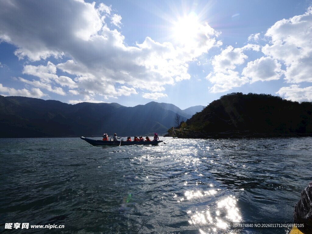 湖面上的船只与壮丽山景
