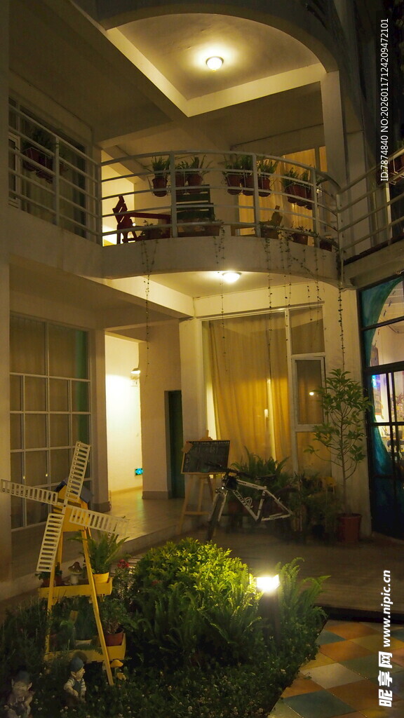 温馨夜间别墅建筑外观