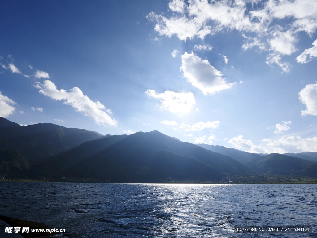 蓝天碧水间的湖光山色