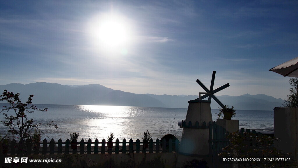 海边风车与阳光美景
