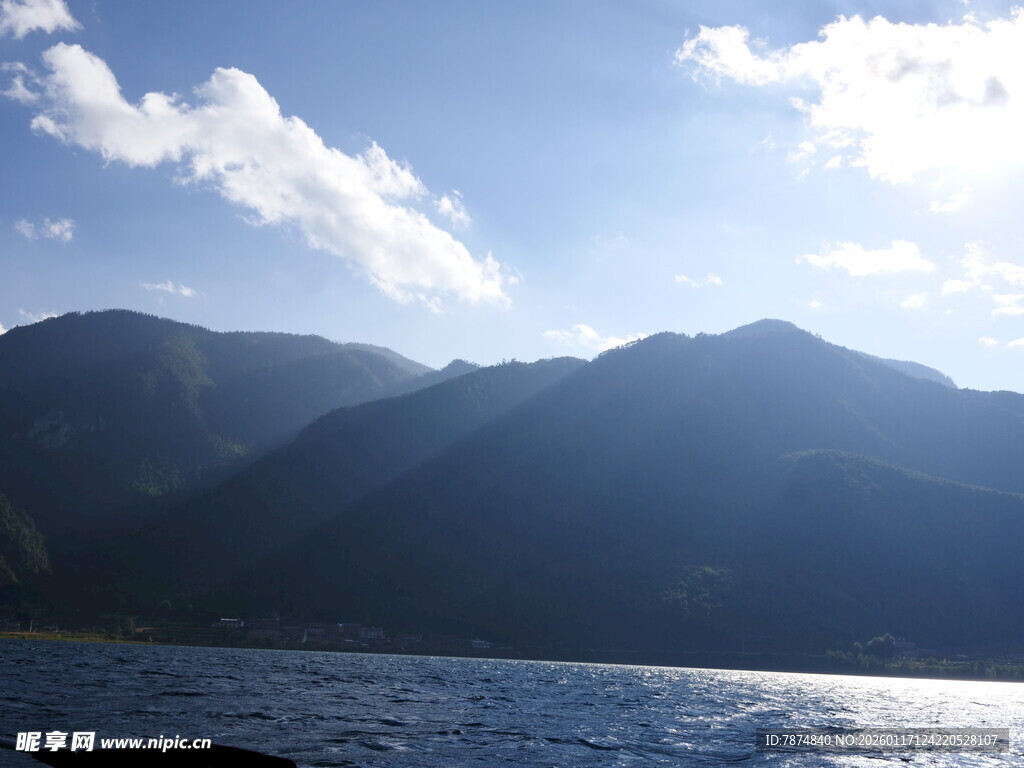 湖光山色间的壮丽美景
