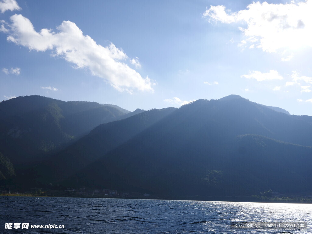 山水间的湖景风光