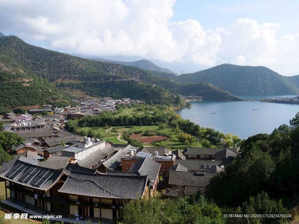 湖畔古村落 山水相依美景