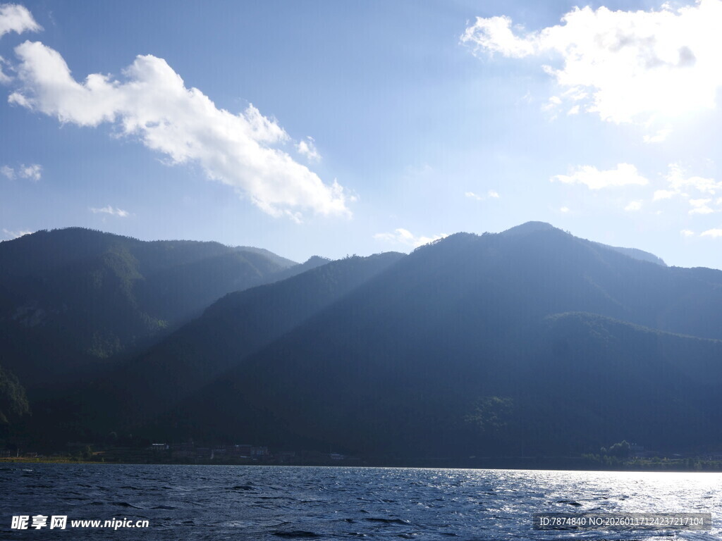 湖光山色间的自然美景