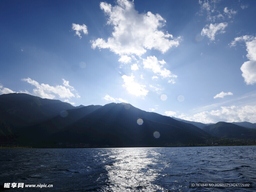 蓝天碧水间的湖山美景