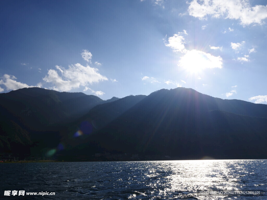 阳光照耀下的山水湖景