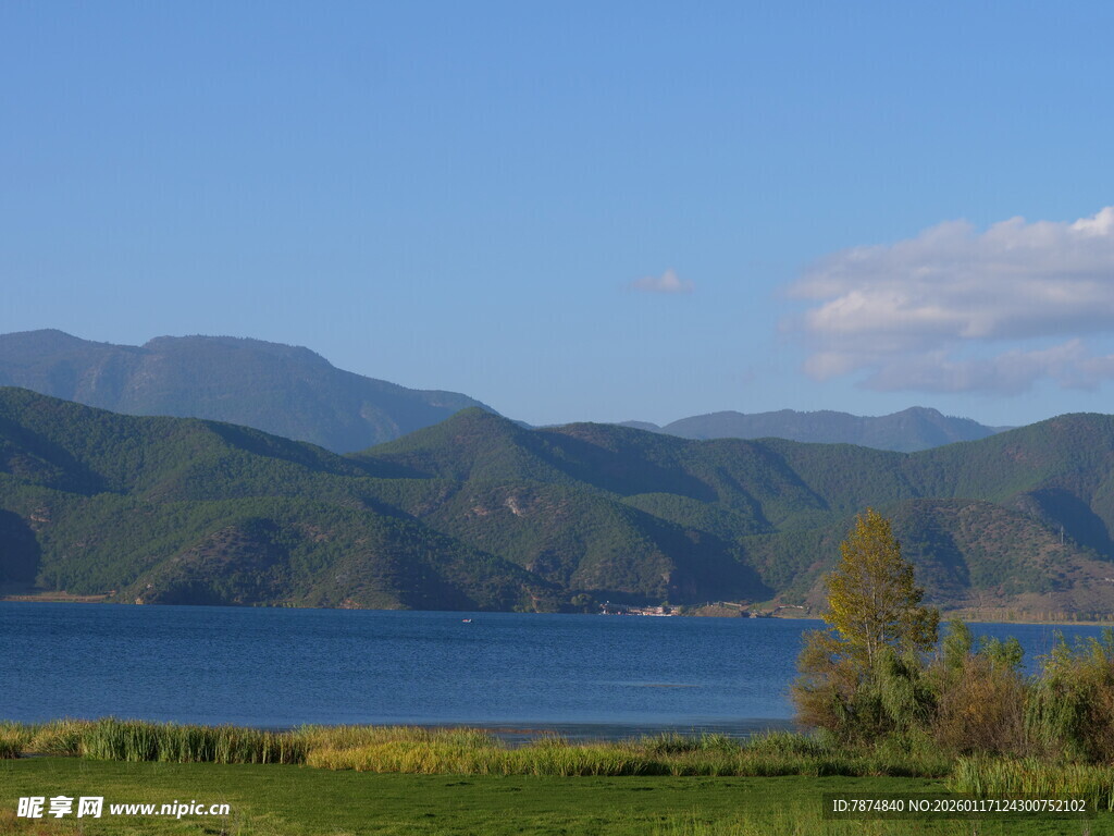 湖畔青山美景