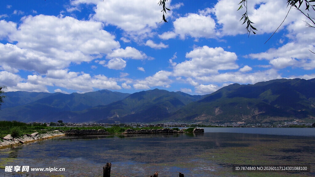湖畔蓝天青山美丽风光