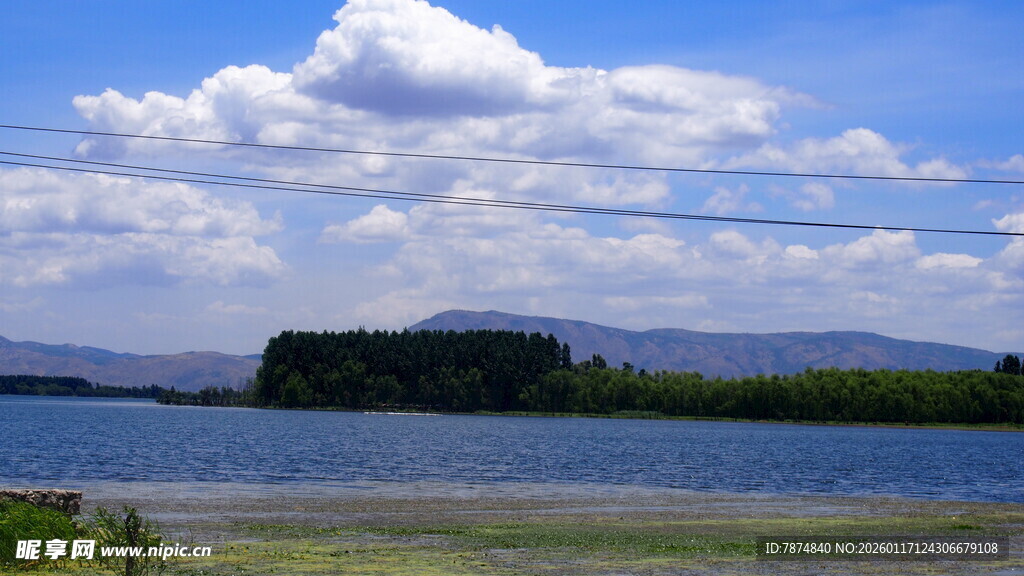 湖畔蓝天美景