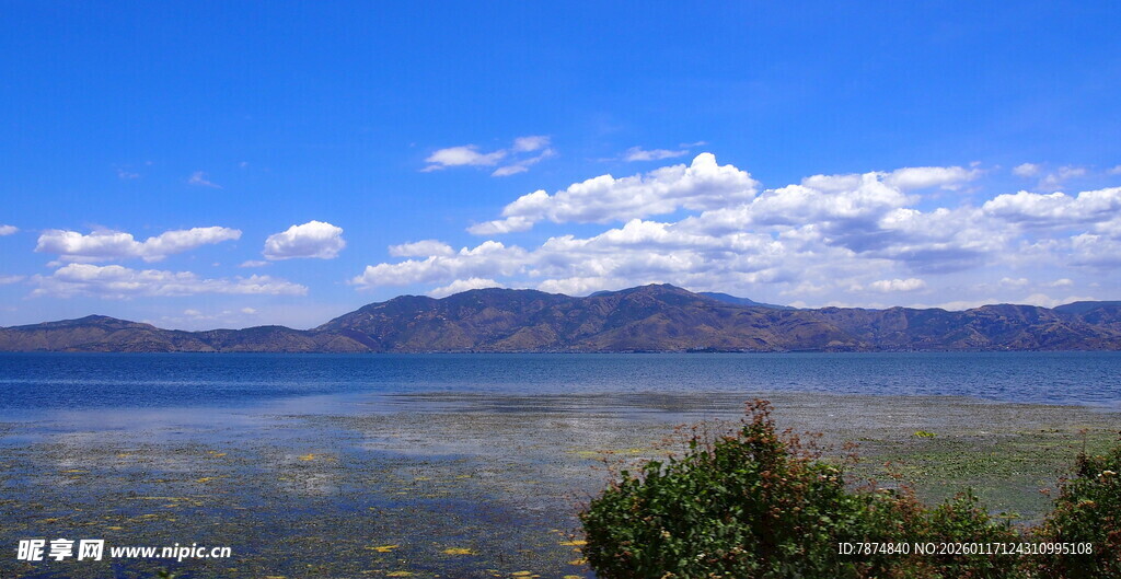 蓝天碧水间的秀丽湖景