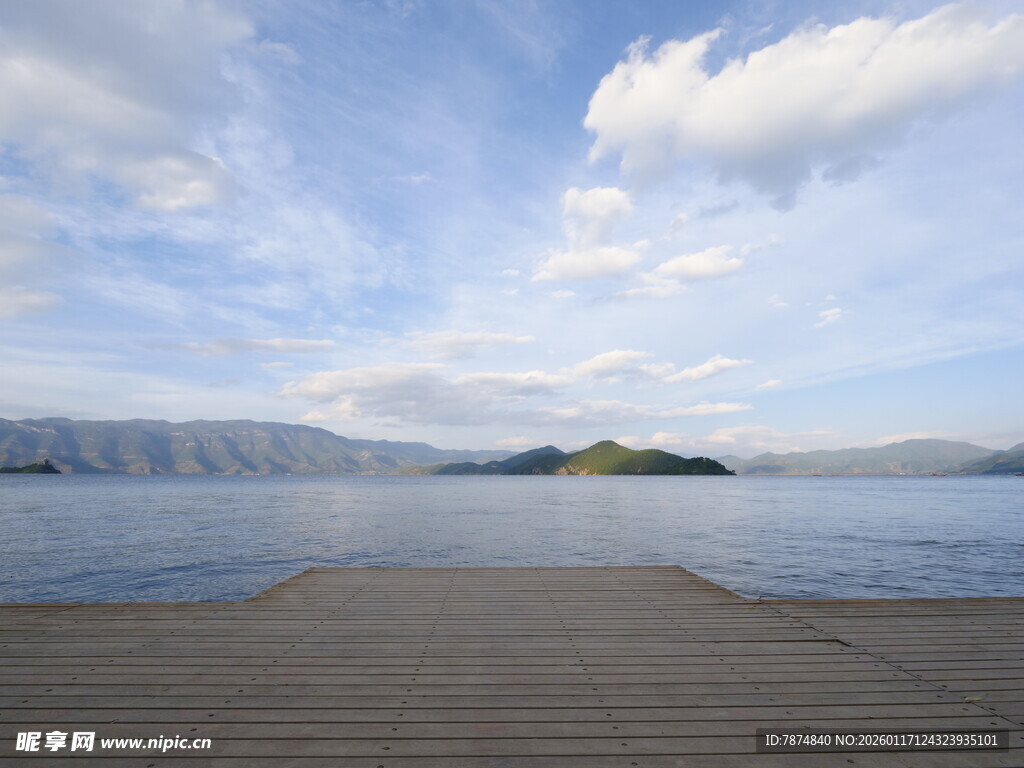 湖畔木板路 蓝天白云美景