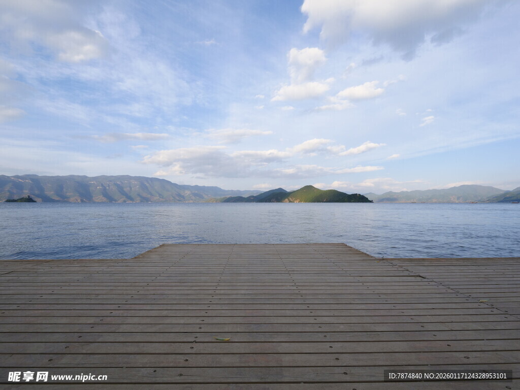 湖畔木栈道 宁静湖景风光