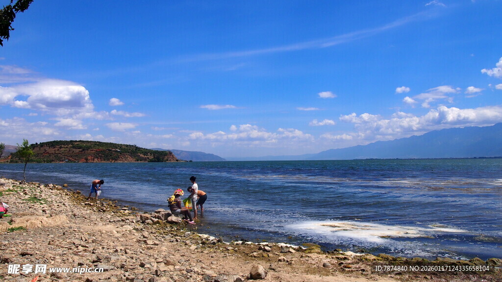 海边沙滩上的悠闲时光