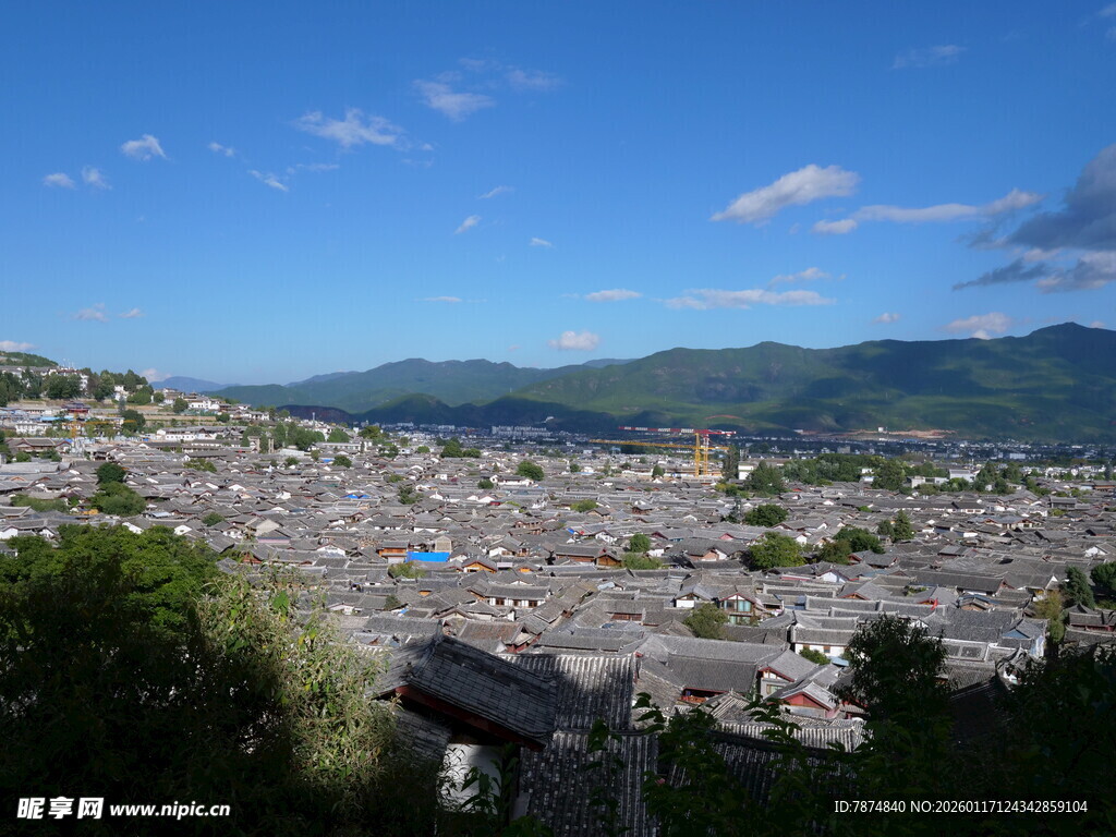 俯瞰美丽城镇与远山景色