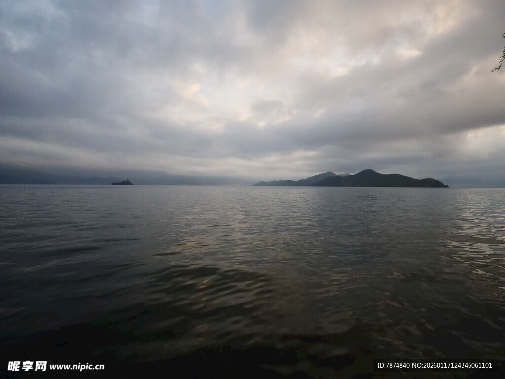 海上乌云笼罩的静谧景象