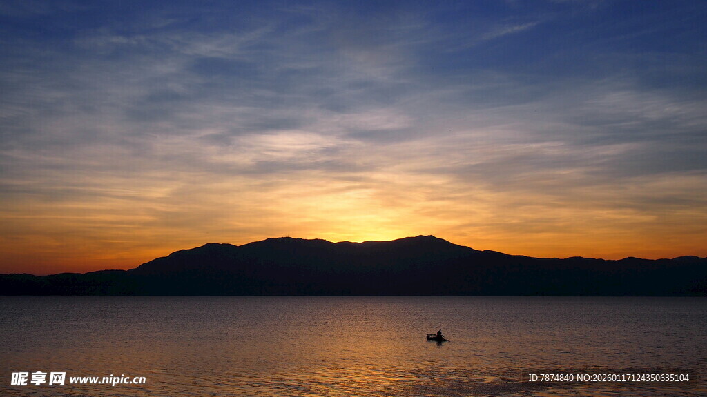 夕阳下的山水湖景
