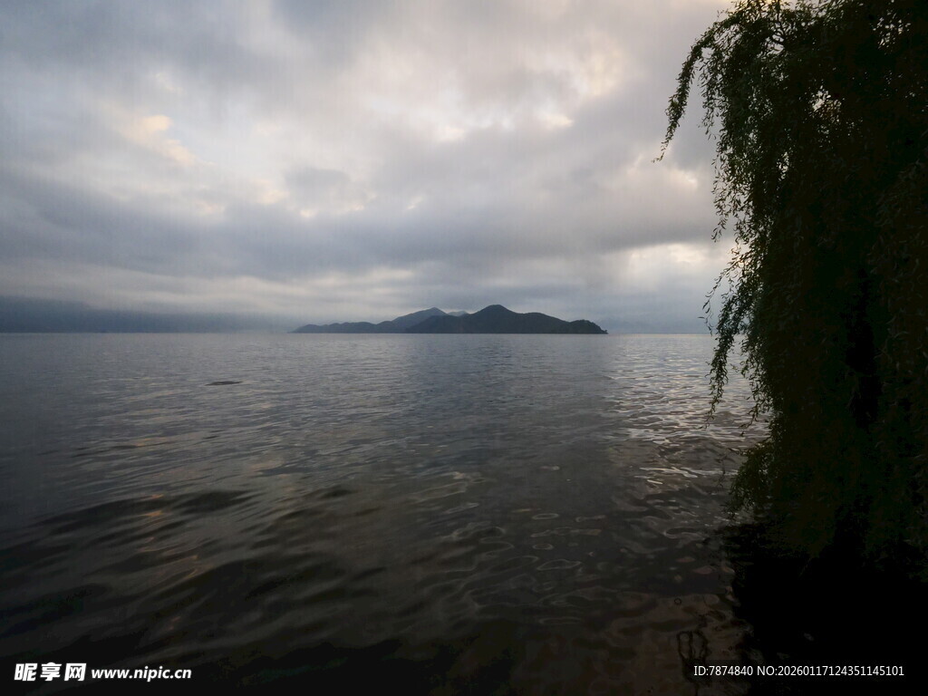 湖畔垂柳 云遮远山景色