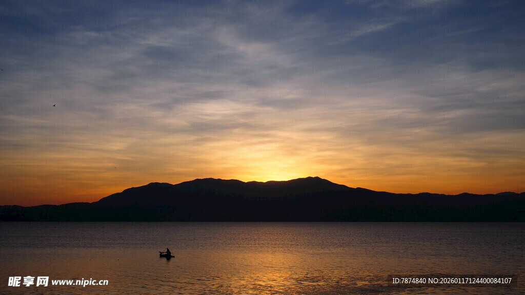 夕阳下的山水美景