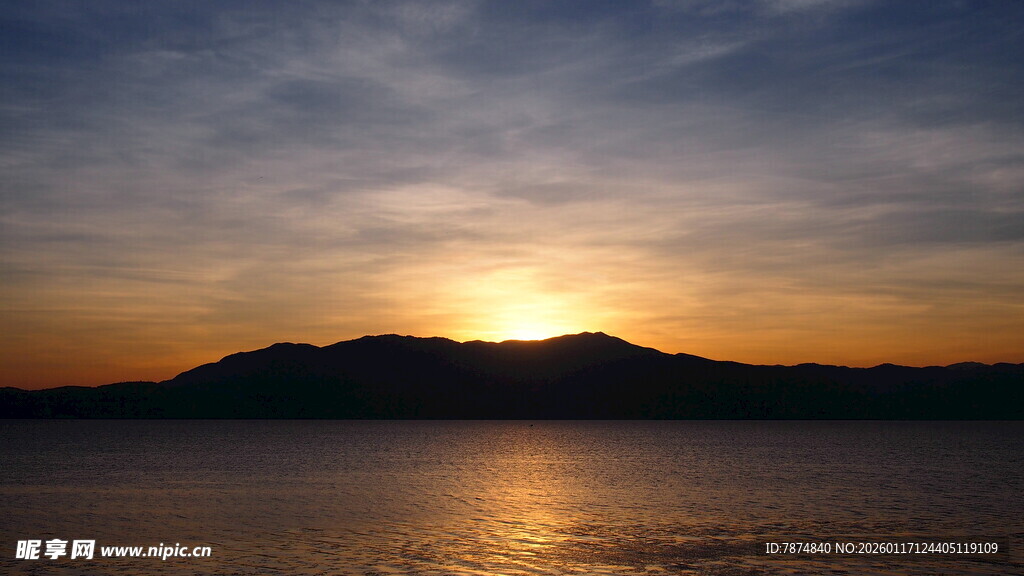 夕阳下的山水美景