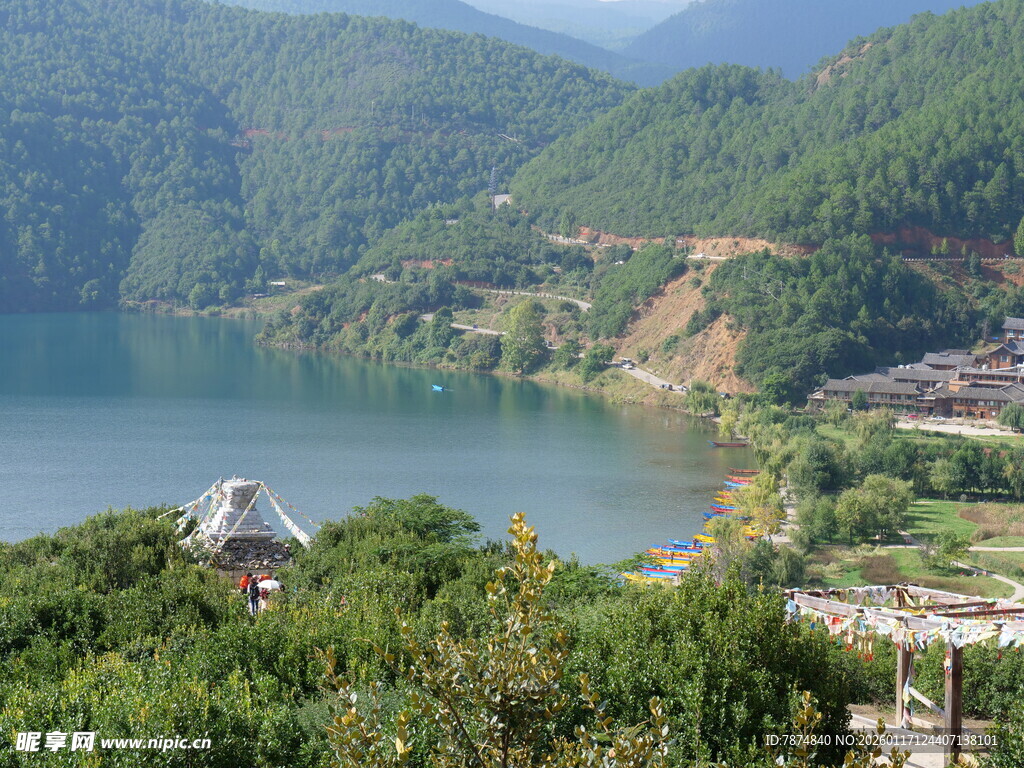 湖畔山村美景