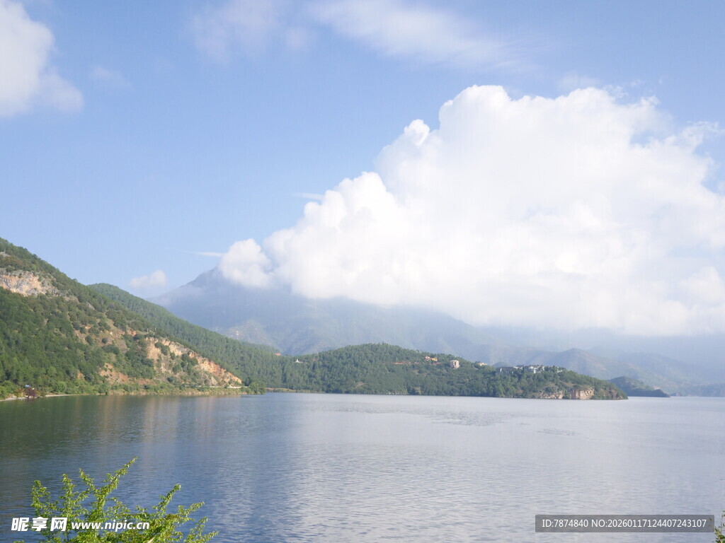 湖畔青山蓝天白云美景