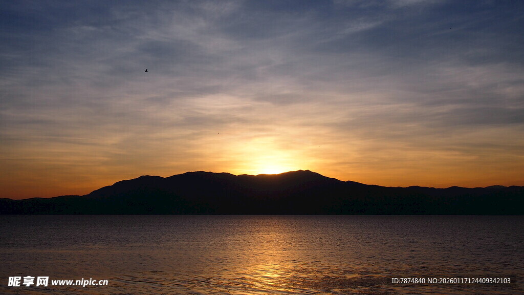 夕阳下的山水美景