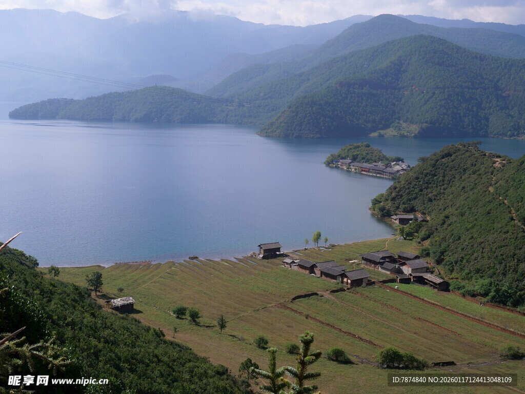山间湖畔的宁静村落