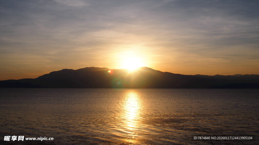 夕阳下的湖光山色美景