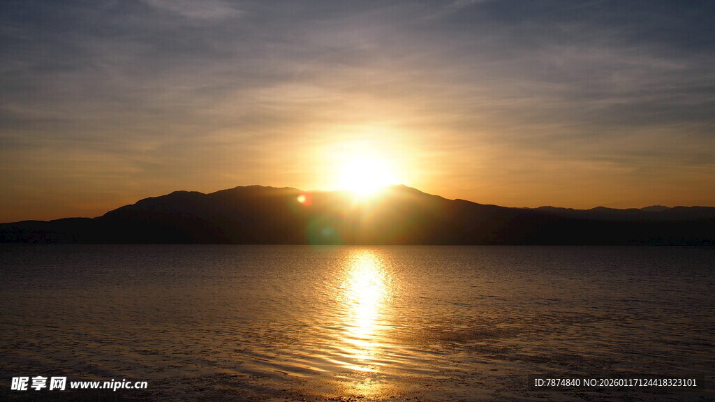 夕阳下的湖光山色美景