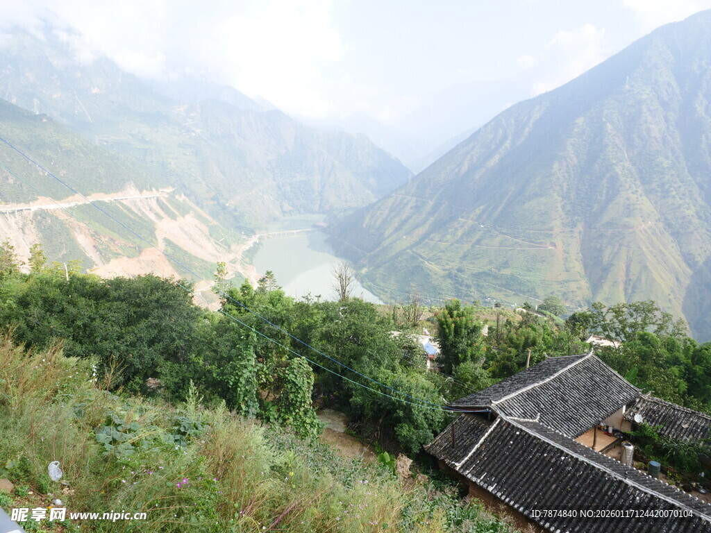 山间村落与壮丽河谷景观