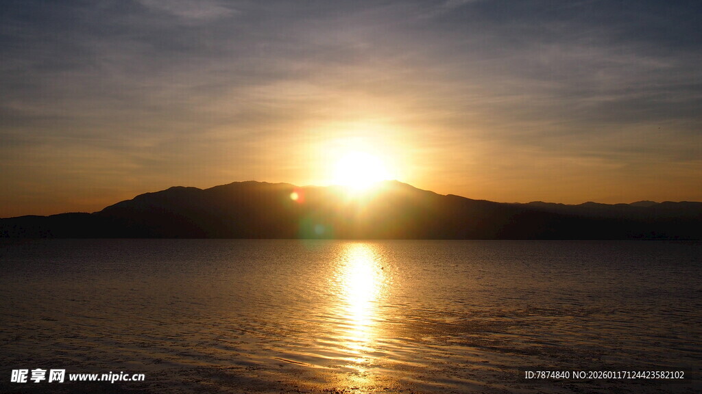 夕阳下的湖面与远山美景