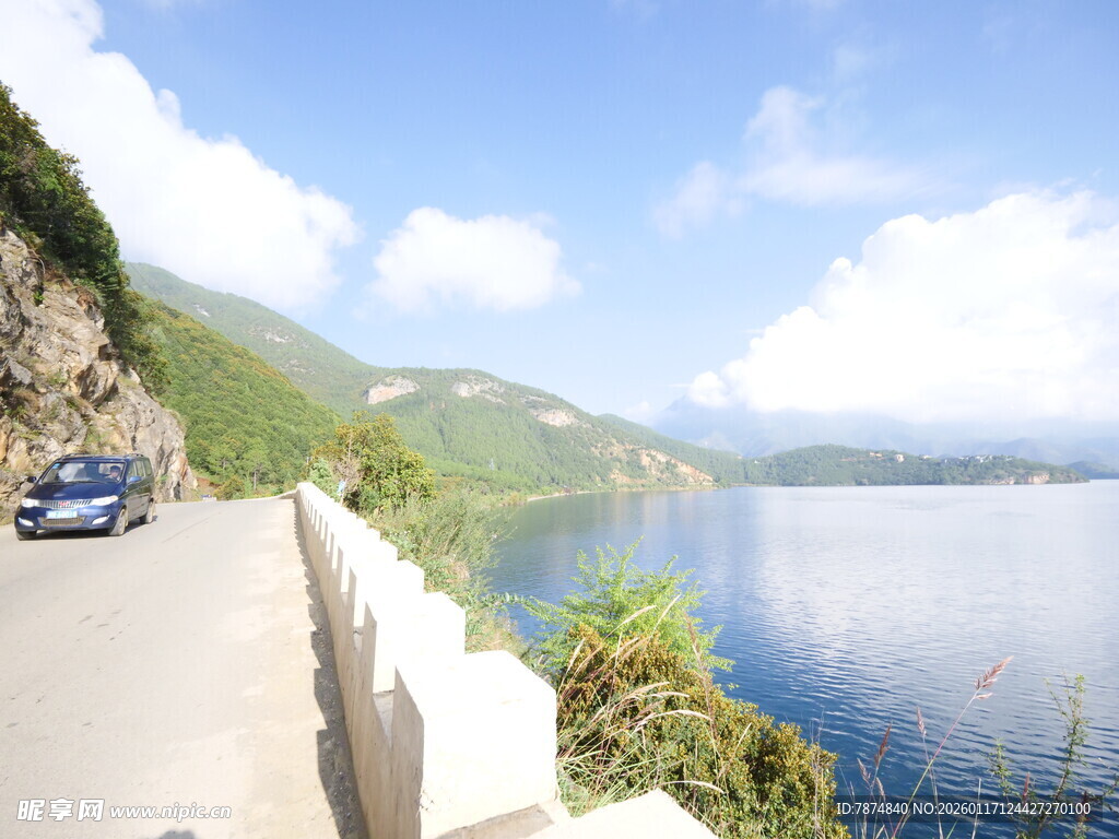 公路旁的湖光山色美景