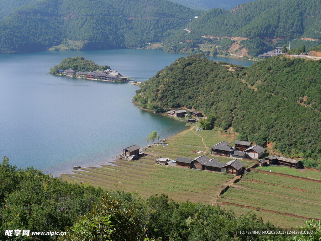 湖畔山村田园美景