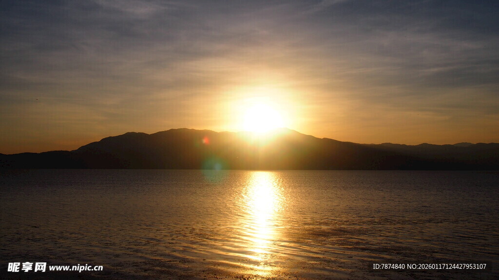 夕阳下的湖面美景