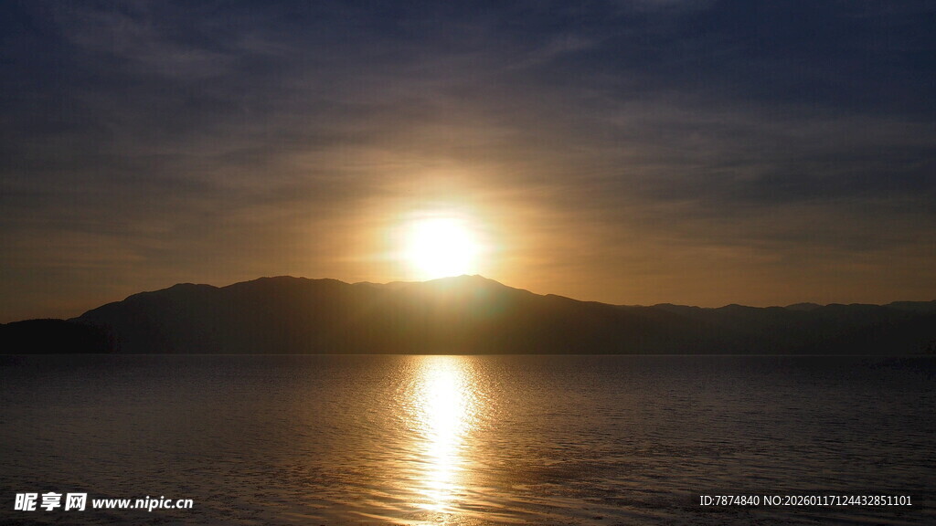 夕阳下的湖面壮丽美景