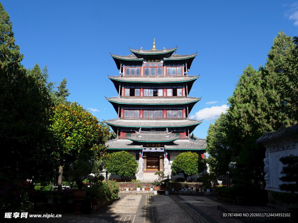 古雅多层塔楼隐于绿树间
