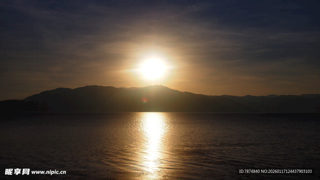 夕阳下湖面闪耀的美丽景象