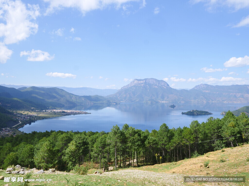 湖畔青山美景