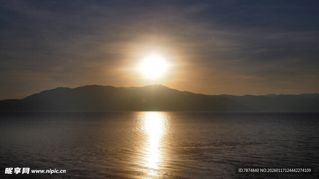 湖畔日落美景