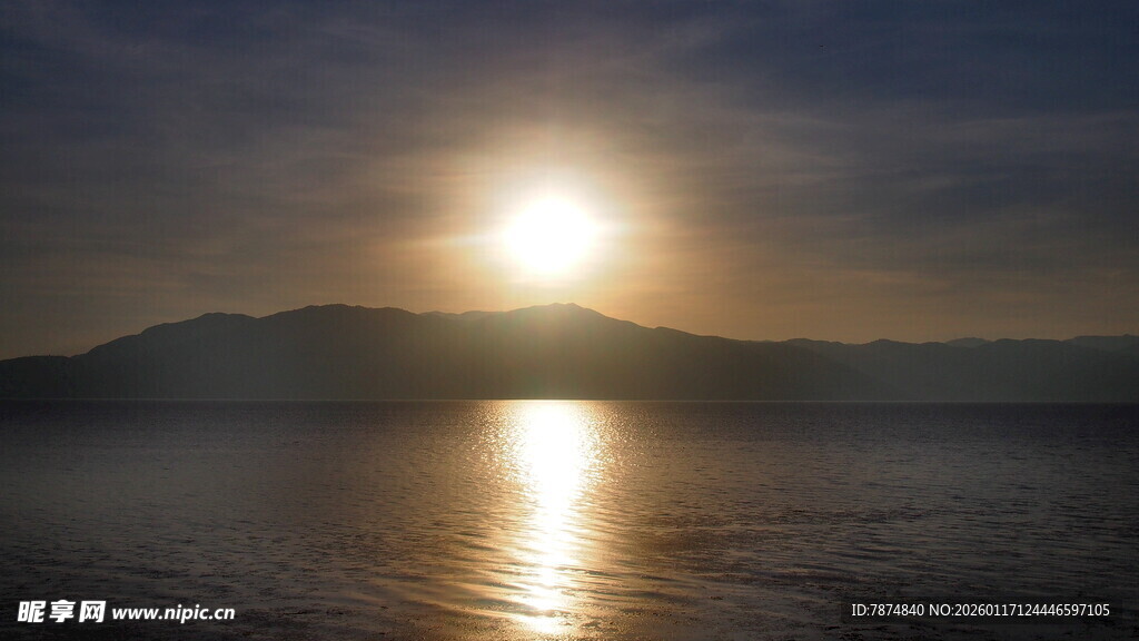 夕阳下的静谧湖面美景
