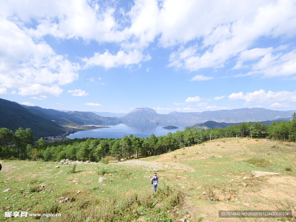 山间骑行赏湖景风光