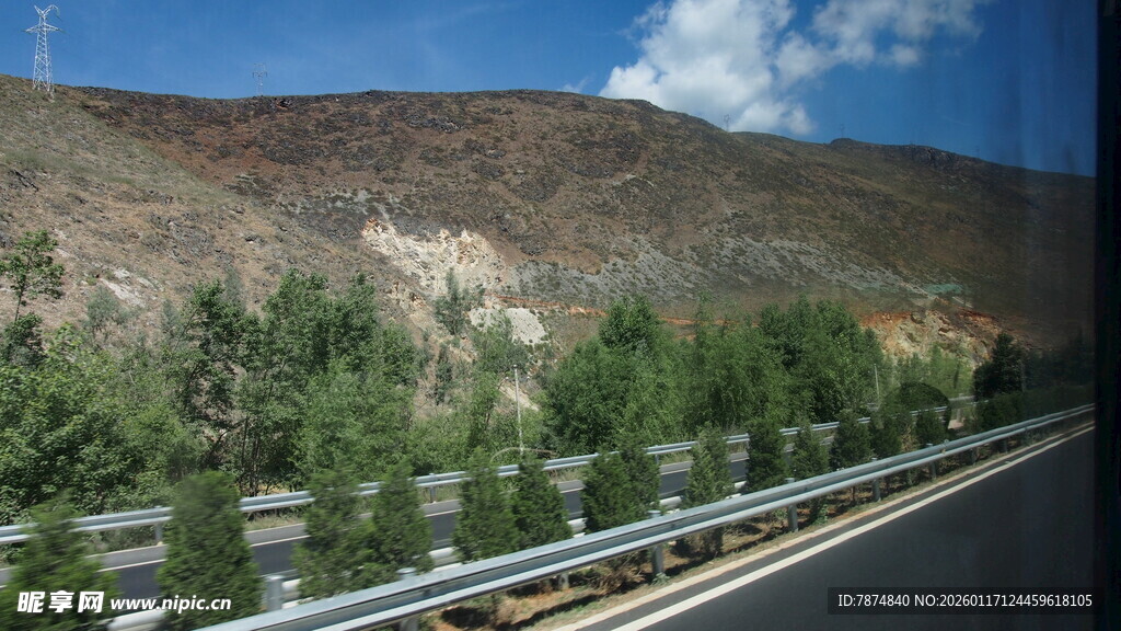 公路旁的青山与防护栏