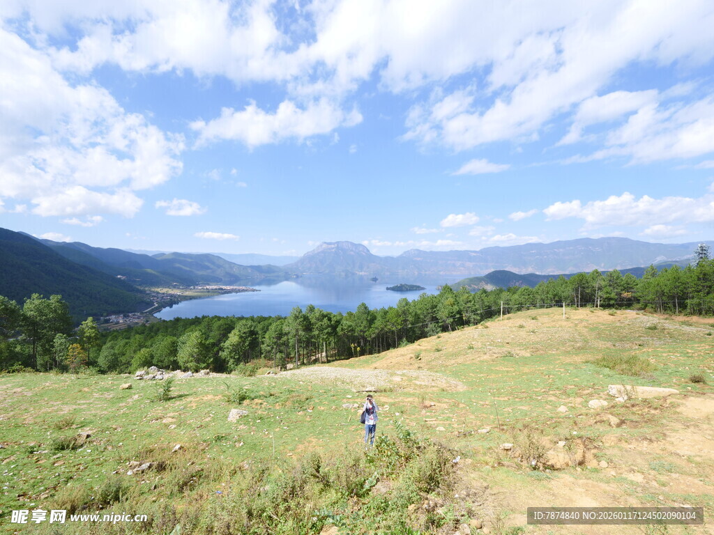 草原湖畔徒步美景