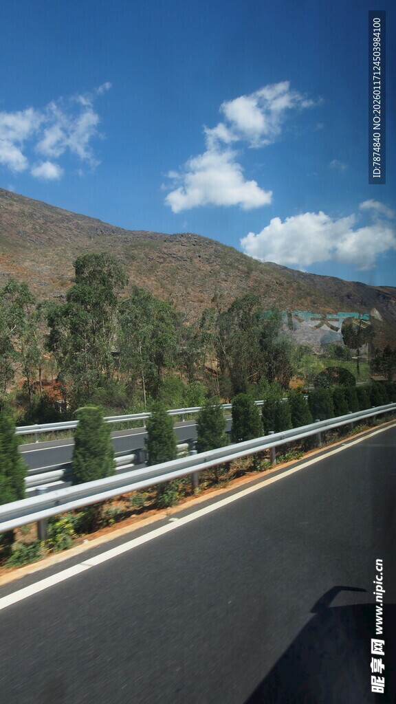 公路风景 远山绿树蓝天