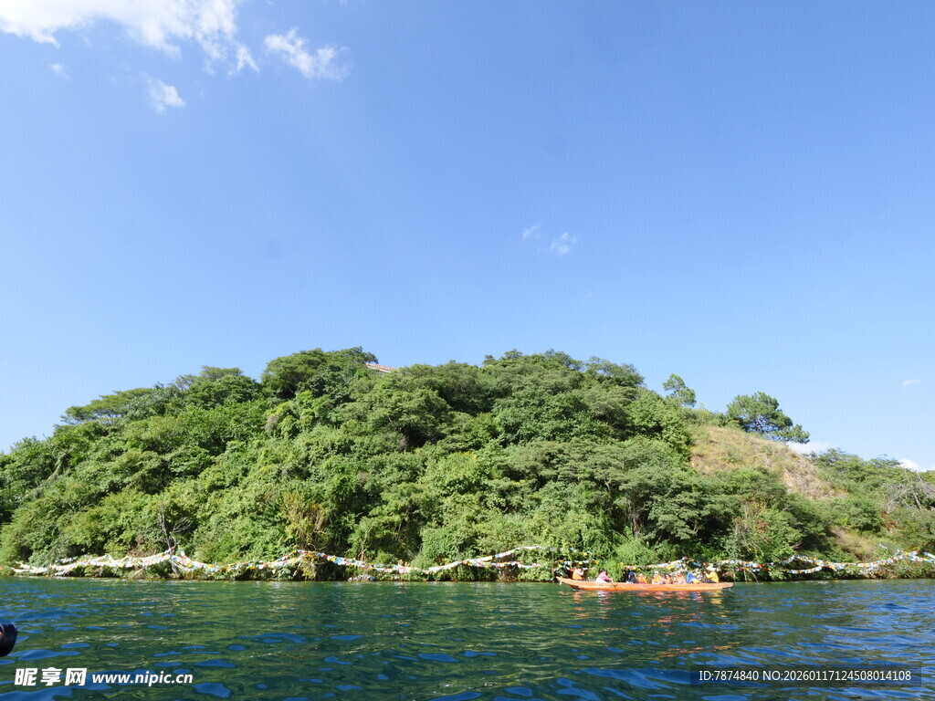 青山绿水间的泛舟美景