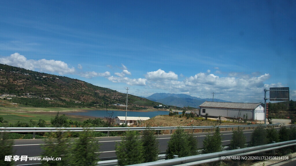 公路旁的山川蓝天美景