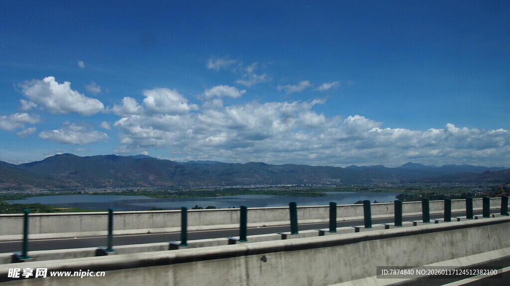 公路旁的蓝天山水美景