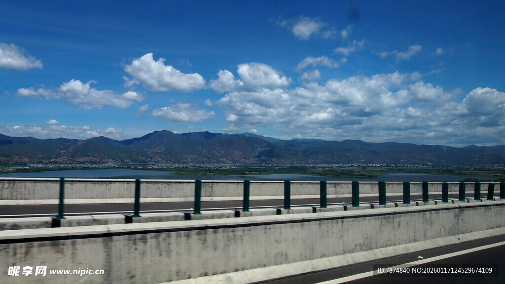 公路边的蓝天青山美景